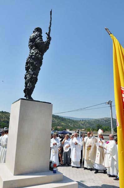 Blagoslov kipa sv. Ilije Proroka na Trgu kod crkve, prije sv. Mise u 11,00 sati, Ilindan, 20. srpnja 2012. - Župnikova riječ