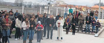 Za većih blagdana u crkvenom dvorištu ostane više od polovine vjernika
