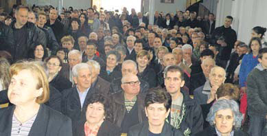 Za vrijeme nedjeljnih misa crkva je dupkom puna