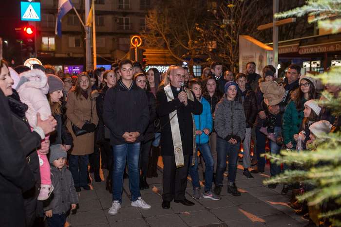Postavljanje i kićenje „Božićnog bora“ Stolac-Centar 2017.