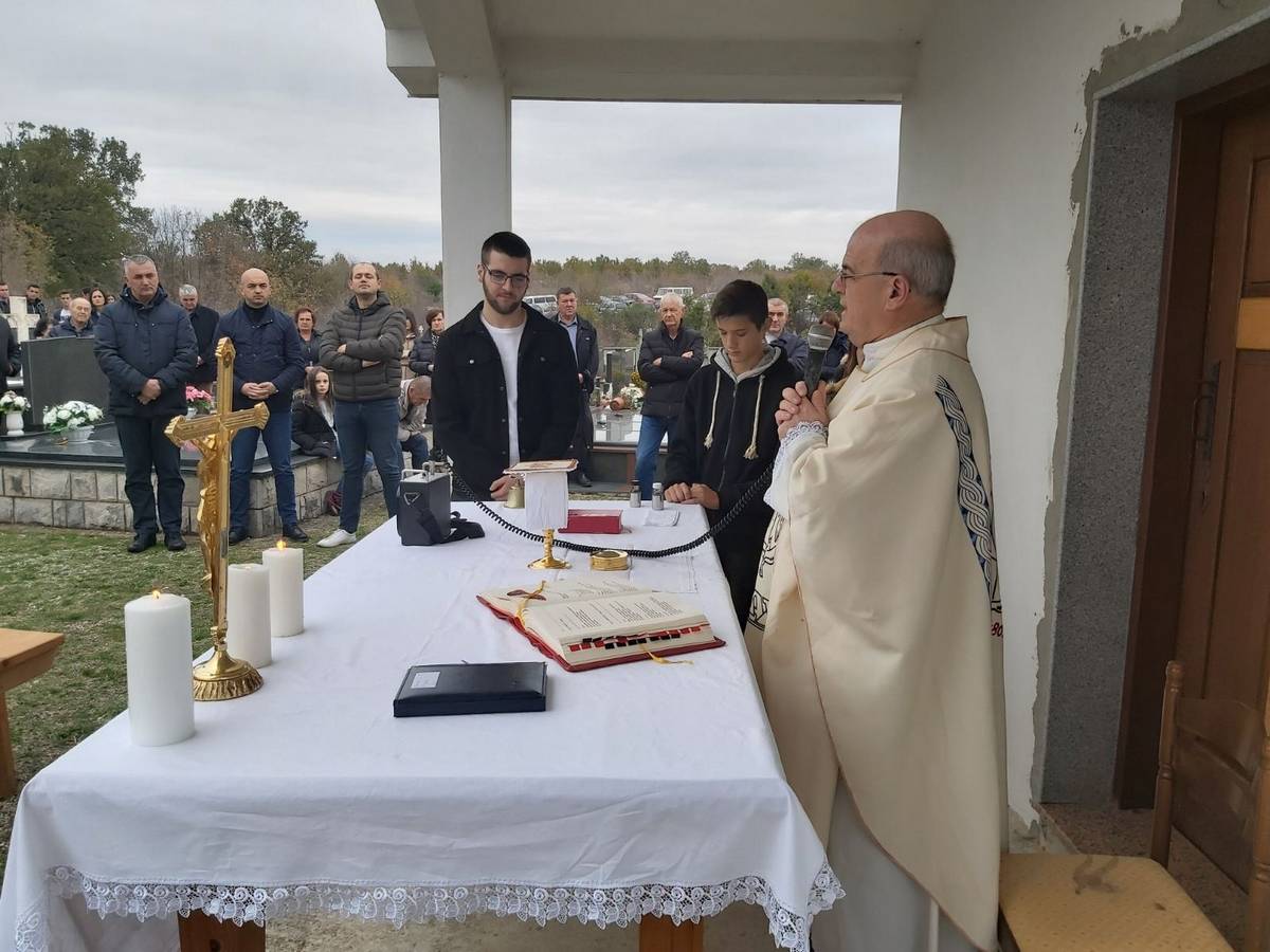 U groblju na Pješivcu Greda-Ćemalovina slavljena sv. Misa