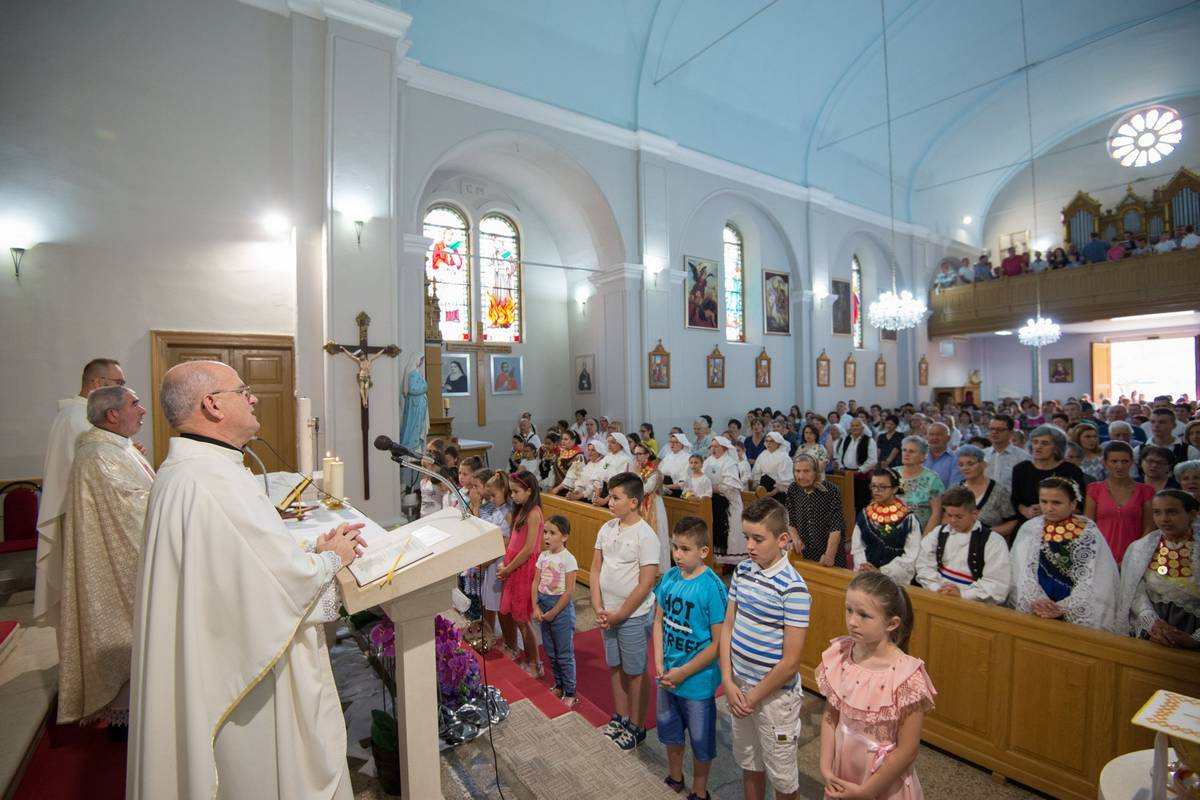 Svečano proslavljena Prva večer trodnevnice i „18. Večer Folklora“ u Stocu 2019.