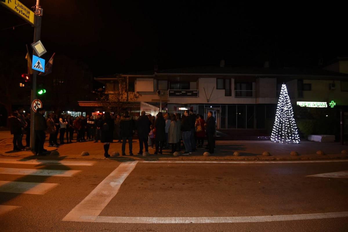 Postavljanje i kićenje „Božićnog bora“, paljenje „Prve adventske svijeće“ i blagoslov  Jaslica na Centru grada, Stolac 2019.