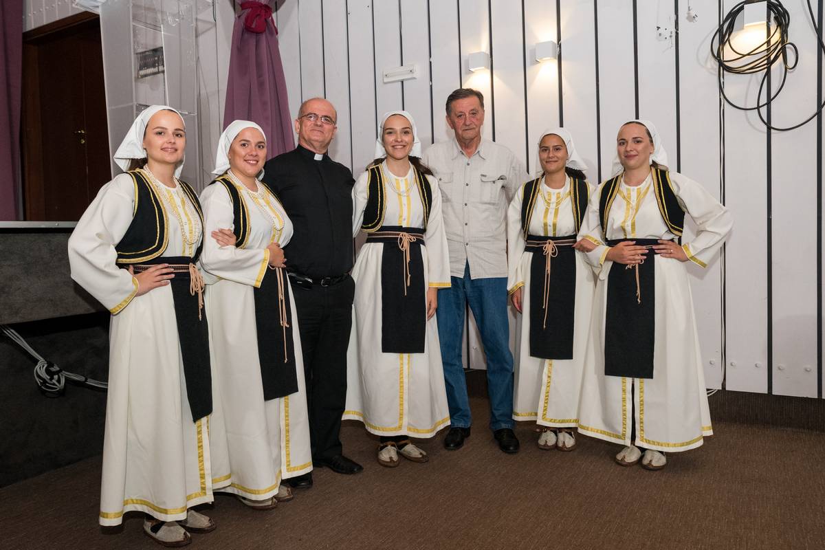Članice HKUD-a „STOLAC“ na promociji knjige „Sjahali kićeni svatovi“ u Neumu 2019.