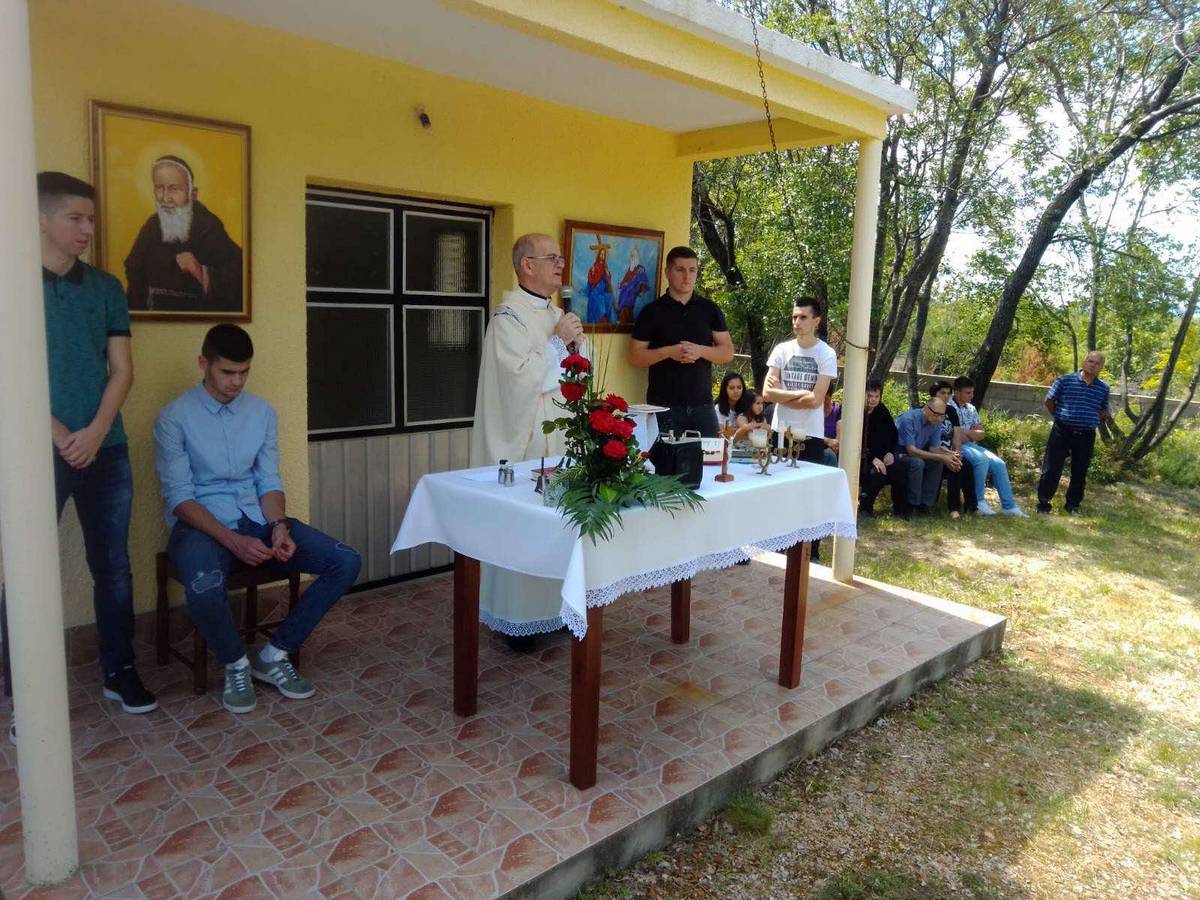 Barane proslavile svoju godišnju sv. Misu u groblju na Presveto Trojstvo 2020.