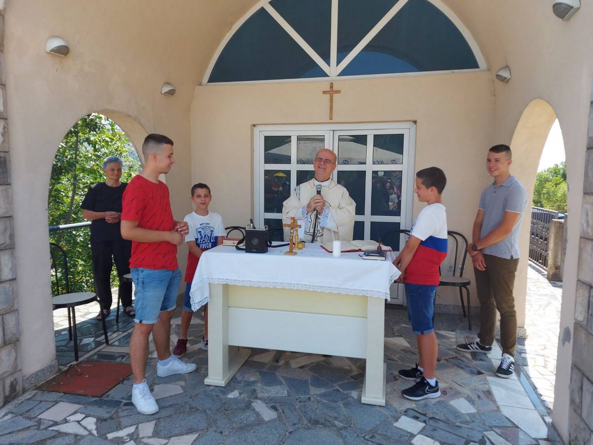 U groblju u Popratima slavljena sv. Misa povodom zaštitnice Kraljice Apostola 2020.